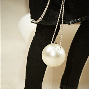 🛍3/30 Round Pearl on Chain Clutch